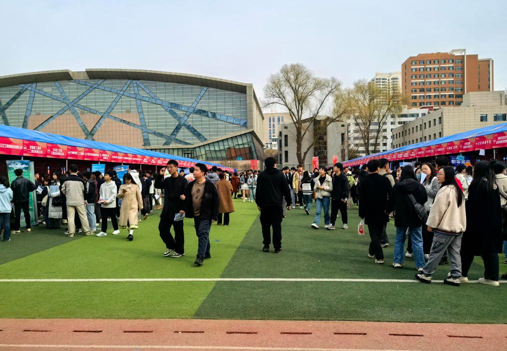  记者手记：毕业生春招市场里的就业“三变”